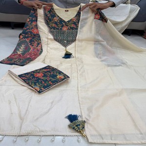 Ensemble de costume VASTRA COTTAGE en tissu Banarasi pur avec col en jacquard Zari fait main, pantalon soyeux et dupatta pour occasions festives - Product Image 1