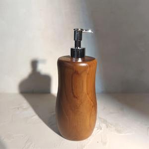 Support en bois haut de gamme pour flacon pompe, idéal pour le savon liquide et les désinfectants – Organisateur de comptoir de réception et de bureau – Fabriqué en Inde - Product Image 6