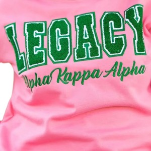 Sudadera Unisex Pink Legacy Varsity con Cuello Redondo, Letras Griegas, Algodón Premium, Casual, Elegante, de Secado Rápido, Resistente al Viento y Ecológica - Product Image 2