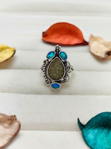 Anillo de Cuarzo Arcoíris Gris Caribeño con Druzy Plano, Joyería Elegante Hecha a Mano con Piedra Preciosa Natural para Mujer - Product Image 5