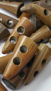 Botón de Palanca de Cuerno de Alta Calidad, Artesanía Natural Hecha a Mano en India, Botón de Palanca de Cuerno de 2 Orificios, la Mejor Calidad - Product Image 2