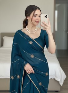 Elegante sari de seda color verde azulado con bordados y bordes dorados, combinado con una blusa completamente cosida, ropa tradicional de boda para mujer. - Product Image 3