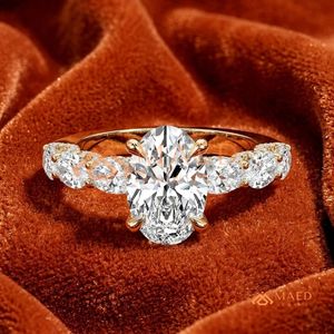 Bague de fiançailles en diamant taille ovale avec sangle en diamant à griffes partagées – Bague de mariage en or jaune 14 carats - Product Image 1