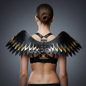 Harnais gothique en similicuir noir et blanc à plumes, avec ailes d'ange à lacets au dos, anneaux en O argentés et clous - Product Image 5