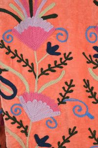 เสื้อแจ็คเก็ตกำมะหยี่ปักลายดอกไม้หลากสีแซลมอนแบบกลับด้านได้ คอลเลคชั่นฤดูใบไม้ร่วงจาก RAJASTHANI TEXTILE สไตล์วาร์ซิตี้ โบโฮ - Product Image 2