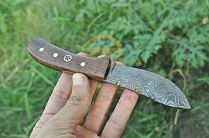 Couteau de chasse artisanal en acier Damas, manche ergonomique en bois, lame fixe ultra-affûtée pour le camping et la survie en extérieur - Product Image 5