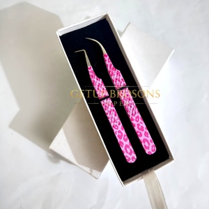 Juego de Pinzas para Pestañas GETUP BROSONS de Acero Inoxidable de Alta Precisión y Durabilidad, 2 Piezas, Agarre de Diamante, Caja Personalizada con Estampado de Leopardo Rosa - Product Image 3