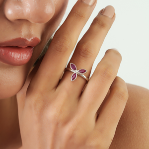 Anillo Floral de Plata de Ley 925 con Tres Pétalos, Rubí Natural Corte Marquesa y Diamantes Redondos de la Mejor Calidad para Mujer - Product Image 2