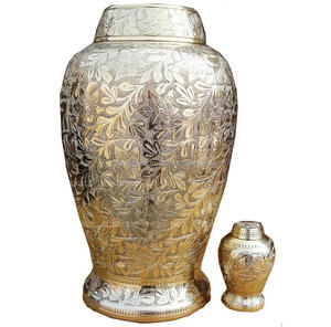 Urne de crémation en laiton de vente chaude avec un motif floral et géométrique gravé noir et or. - Product Image 3
