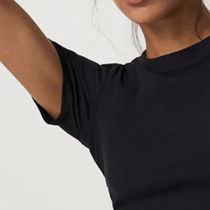 Camiseta de cuello redondo para mujer con diseño recortado/logotipo, color sólido suave con diseño elegante para compradores al por mayor, diseño de manga corta, informal. - Product Image 3