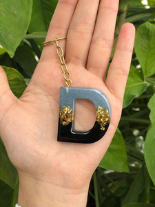 Porte-clés personnalisé en résine avec initiale, porte-clés lettre fait main, pendentif de sac unique et coloré, et décoratif - Product Image 4