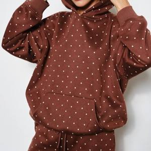 Survêtements personnalisés pour femmes, grammage lourd 500 GSM 350 GSM, en molleton polyester/coton, avec broderie, comprenant un sweat à capuche oversize et un short - Product Image 4