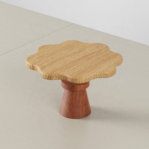 Support à gâteau en bois élégant avec design de bord de fleur Présentoir sur pied moderne Construction durable Parfait pour les fêtes et la décoration intérieure - Product Image 1