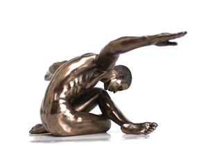 Figura Decorativa de Poliresina de Hombre Desnudo con Brazos Extendidos - Arte en Poliresina y Bronce Fundido en Frío para Decoración del Hogar - Product Image 1