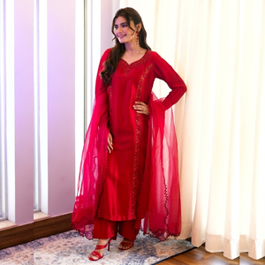 Robe Anarkali longue en mousseline de soie brodée rouge, à manches longues, col en V, avec dupatta pour femme - Product Image 1