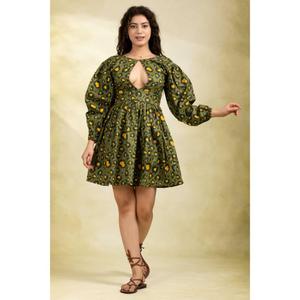 Minivestido verde floral con aberturas, mangas largas abullonadas, silueta en A, cuello con abertura decorativa, 100% algodón, cintura natural - Product Image 1