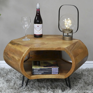 Table basse contemporaine en bois de manguier avec un design incurvé unique et des pieds pliants en métal noir inclinés, table de salon - Product Image 1