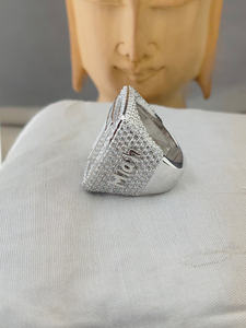 Bague de fiançailles en forme de T, style hip-hop, avec pierres latérales et diamants de qualité supérieure en or blanc, design élégant et abordable pour des moments spéciaux - Product Image 3
