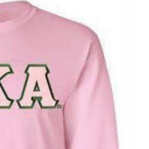 Camiseta de Manga Larga de Sarga Rosa Claro de Algodón Premium con Cuello Redondo y Letras Personalizadas para Hermandades Griegas, Envío en 2 Días (AKA) - Product Image 6