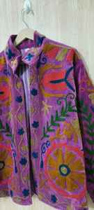 เสื้อแจ็คเก็ตกำมะหยี่ปักมือลายซูซานีสีเทา ผลิตจากวัสดุคุณภาพสูง ดูสวยงามแบบซูซานี - Product Image 3