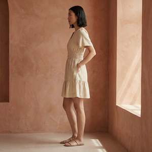 Robe courte à volants en coton et lin beige pour femmes, avec manches courtes, tissu léger, style moderne - Product Image 2