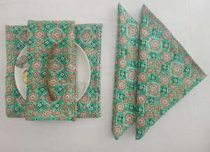 Serviette de table en coton imprimée à la main avec motifs floraux, brodée, réutilisable, pour les dîners, les réunions et la décoration de table festive - Product Image 4