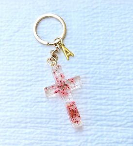 Porte-clés en résine de qualité supérieure avec pétales de rose séchés intégrés, fait main, cadeau souvenir romantique pour toutes les occasions spéciales - Product Image 3