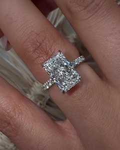 Bague de fiançailles en or massif 14K 18K personnalisée avec diamant de laboratoire taille radiant 4 carats, pavé italien et halo inversé, vente en gros d'usine - Product Image 1