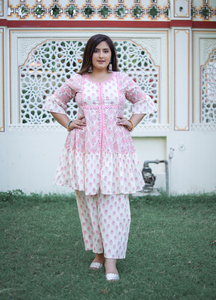 Ensemble Kurta Sharara Dupatta à manches cloche en coton imprimé floral rose col rond grande taille pour femme, décontracté, ethnique, vente en gros, festif - Product Image 1