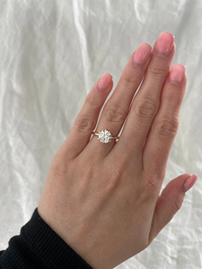 แหวนส่วนตัวที่ไม่เหมือนใคร แหวนหมั้นเพชรทรงกลมทอง 14k สำหรับผู้หญิง สไตล์โซลิแทร์คลาสสิก - Product Image 2