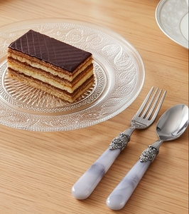Ensemble de couverts de luxe moderne avec manches en acier inoxydable miroir et en résine, parfait pour les mariages, les dîners et les tables élégantes - Product Image 5