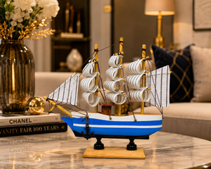 Bateau à voile en bois fait main, bleu et blanc rayé, décoration pour salon, bureau, étagère, table et décoration côtière - Product Image 1
