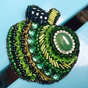 Broche élégante en broderie de paon perlée, accessoire de mode fait main - Product Image 1