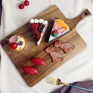 Elegante Tabla de Cortar de Madera con Mango Ergonómico, Acabado Liso, Superficie Segura para Cuchillos, Ideal para Cortar y Servir Aperitivos - Product Image 1
