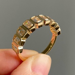 Anillo de Eternidad con Diamantes Cultivados en Laboratorio con Corte Esmeralda Premium, Oro Amarillo de 10K/14K/18K, Engaste en Bisel, Apilable, para Aniversario de Bodas - Product Image 4