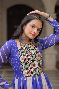 Vestido de diseñador con estampado Bandhej, bordado Gamthi y trabajo con espejos, de georgette sintético con vuelo completo, especial para Navratri, listo para usar. - Product Image 5