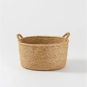 Panier en jonc de mer tressé durable au fini neutre contemporain avec poignées pour la cuisine, rangement et organisation modernes à la maison - Product Image 3