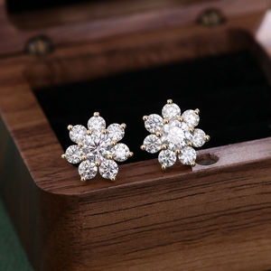 Aretes deslumbrantes de oro macizo con diamantes redondos brillantes cultivados en laboratorio, diseñados para mujeres que buscan joyas de alta moda radiantes. - Product Image 1