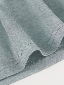 Ensemble décontracté pour homme : Sweat à capuche sans manches gris et short noir en coton French Terry tricoté de couleur unie – Idéal pour l'été - Product Image 4