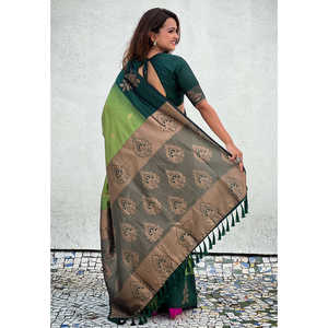 Sari Verde Iguana de Seda Suave con Borde Floral y Contraste Tejido con Zari para Vestidos de Noche - Product Image 3