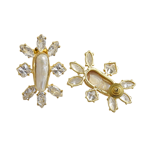 Boucles d'oreilles vintage baroques en perles et zirconiums cubiques - Bijoux en laiton plaqué or 18 carats faits à la main de luxe pour femmes - Product Image 4