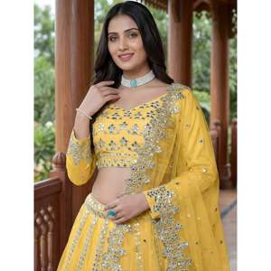 Cautivador Lehenga Choli con Detalles en Dorado para Vestir en la Noche del Sangeet - Product Image 2