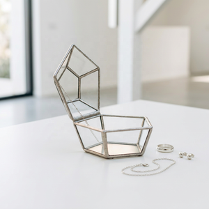 Boîte de rangement pour bijoux en verre avec cadre argenté en forme de pentagone, dernière création des fabricants - Product Image 1