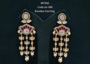Boucles d'oreilles pendantes Kundan 07641, style victorien, plaquées, avec pierres vertes et perles, bijoux pour femmes, pour les fêtes et les mariages - Product Image 3