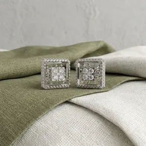 Boucles d'oreilles élégantes de qualité supérieure, infusées de diamants, fabriquées en alliage plaqué or de haute qualité, design fantaisie et nouveau pour femme. - Product Image 3