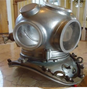 Casco de buceo metálico oscuro con visera articulada y rejilla protectora, montado en un soporte acolchado para el cuello, a precios de mayorista. - Product Image 2