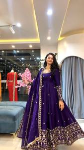 Costume Anarkali pour femmes, violet, brodé, avec dupatta, tenue de mariage traditionnelle indienne et pakistanaise, robe en soie longue jusqu'au sol - Product Image 1