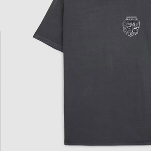 เสื้อยืดแขนสั้นสีเทาเข้มสำหรับผู้ชาย พิมพ์ลายโลโก้ด้านหน้า ทรงลำลอง ผ้าคอตตอนเจอร์ซีย์ คอกลม - Product Image 2