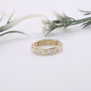 Elegante Anillo de Eternidad con Motivo de Cruz en X de Diamantes Redondos en Oro Amarillo Sólido, Banda de Eternidad con Puntadas Cruzadas Alternadas, Joyería Fina - Product Image 1