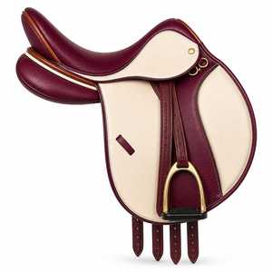 Selle d'équitation anglaise en cuir bordeaux avec panneaux crème et étriers en fer doré - Product Image 1